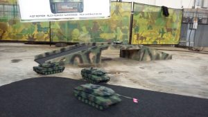 Mannenspeeltuin verzorgt rijden met radigrafisch bestuurbare tanks in Nationaal Militair Museum