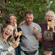 Lepelsnijden in de Mannenspeeltuin: maak zelf een houten lepel uit vers hout.