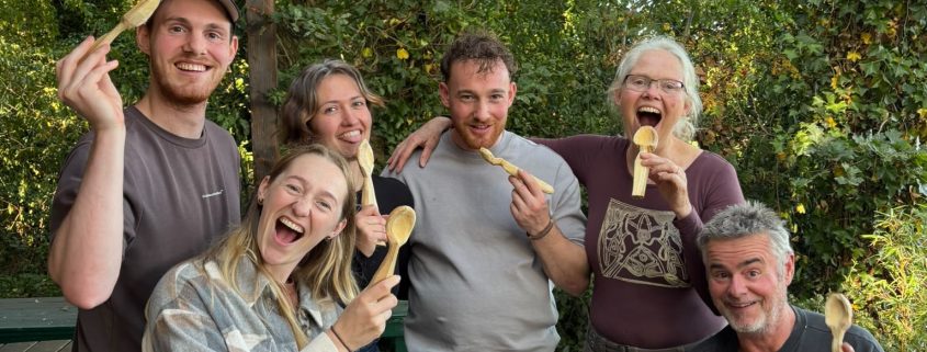 Lepelsnijden in de Mannenspeeltuin: maak zelf een houten lepel uit vers hout.